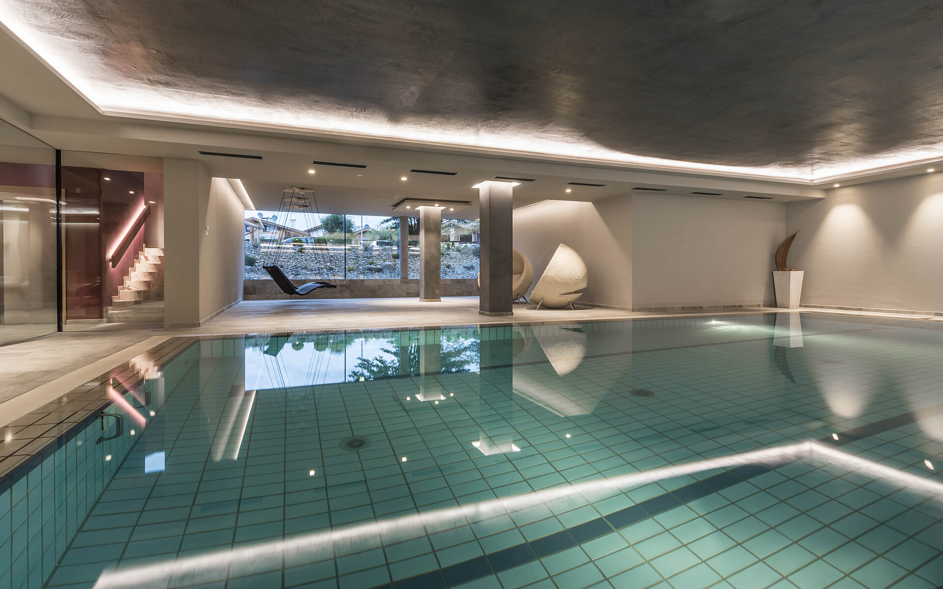 Indoorpool mit Schwebeliegen