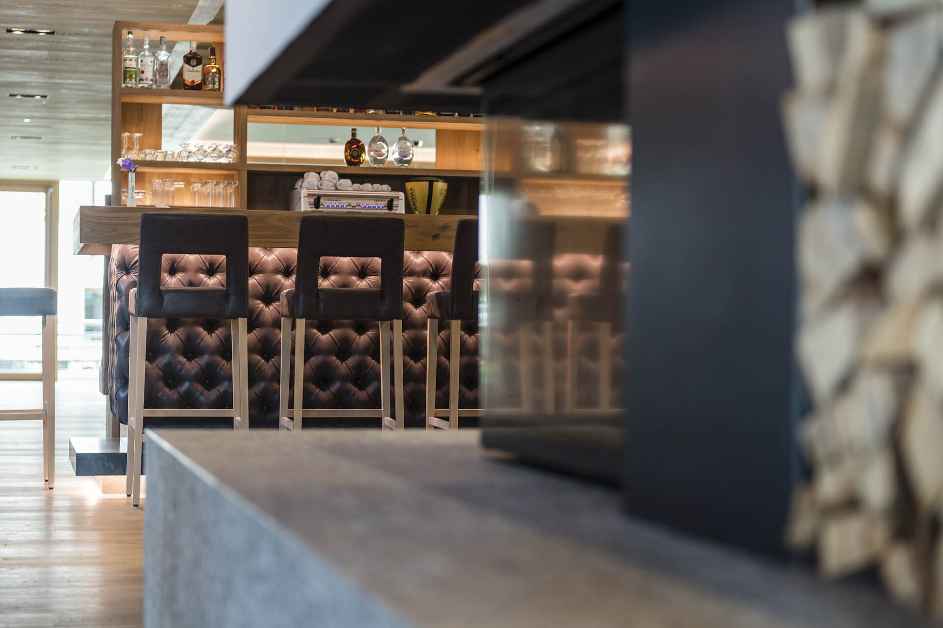 Hotelbar mit Kamin