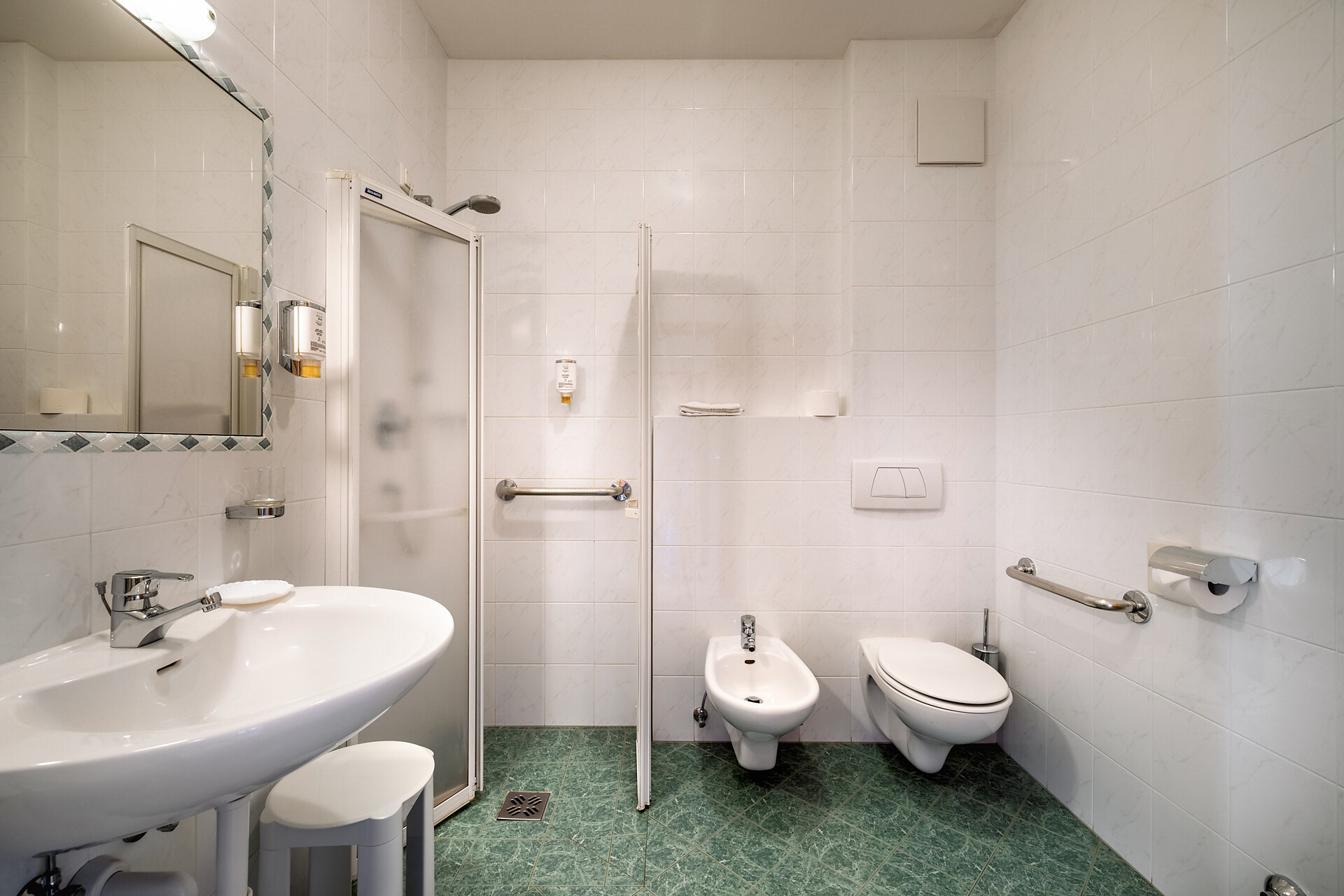 Badezimmer Doppelbettzimmer