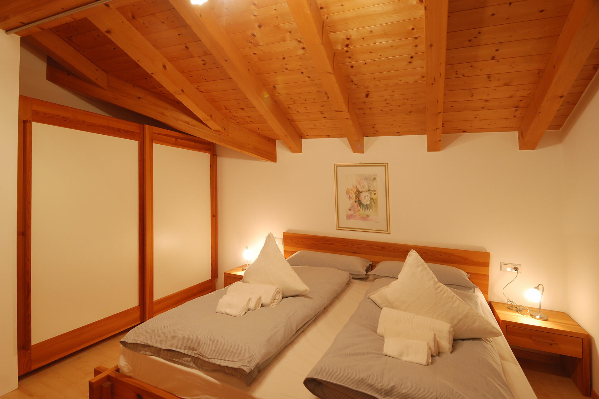 Schlafzimmer in naturbelassenem Kiefernholz