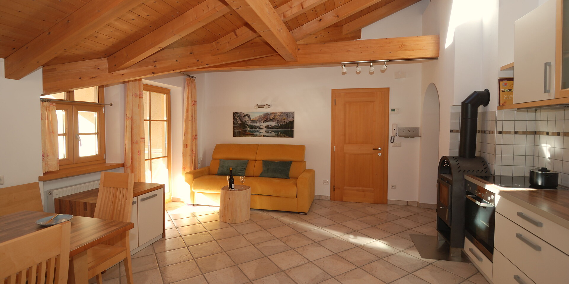 Wohnküche mit Eckbank in Birke