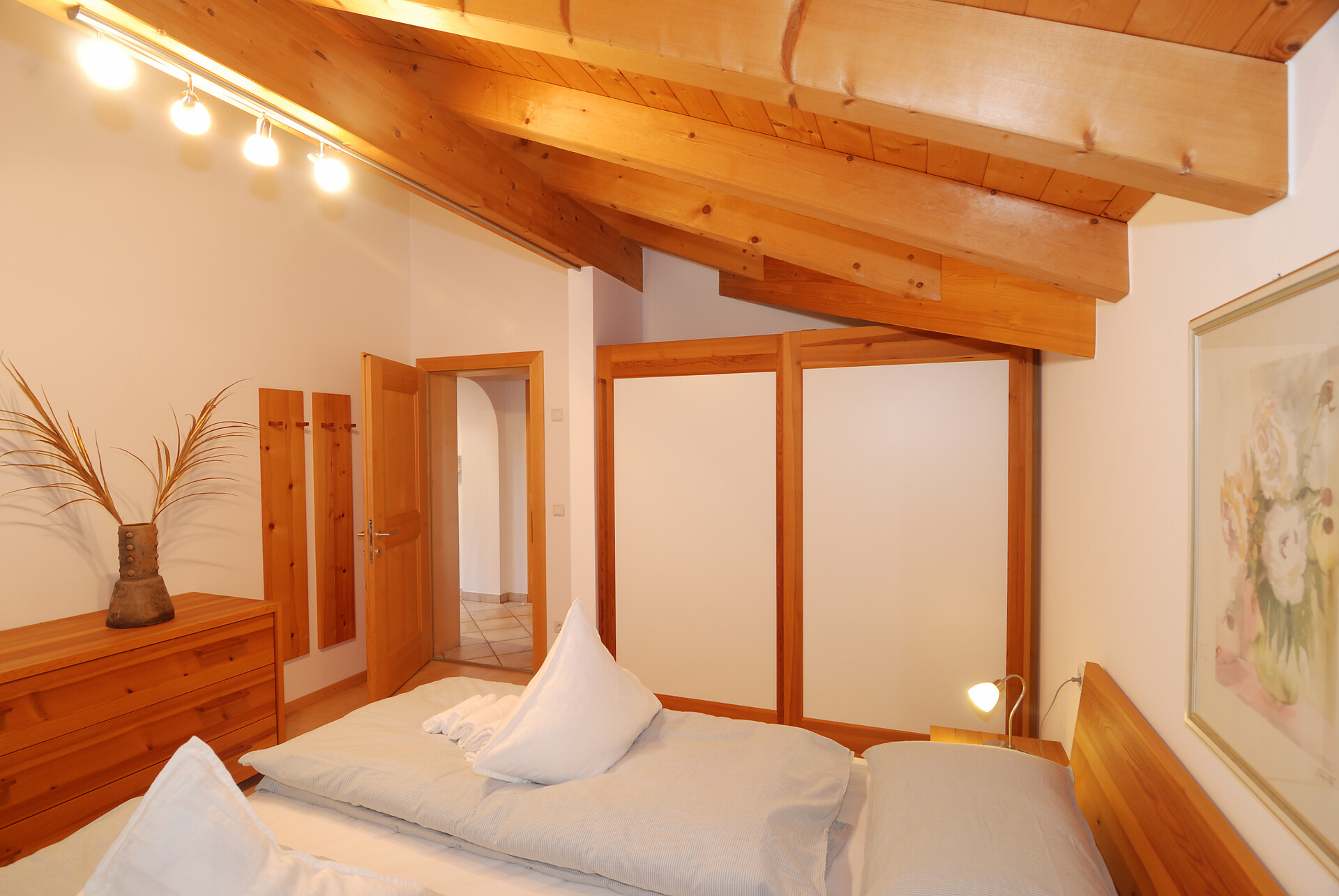 Schlafzimmer in naturbelassenem Kiefernholz