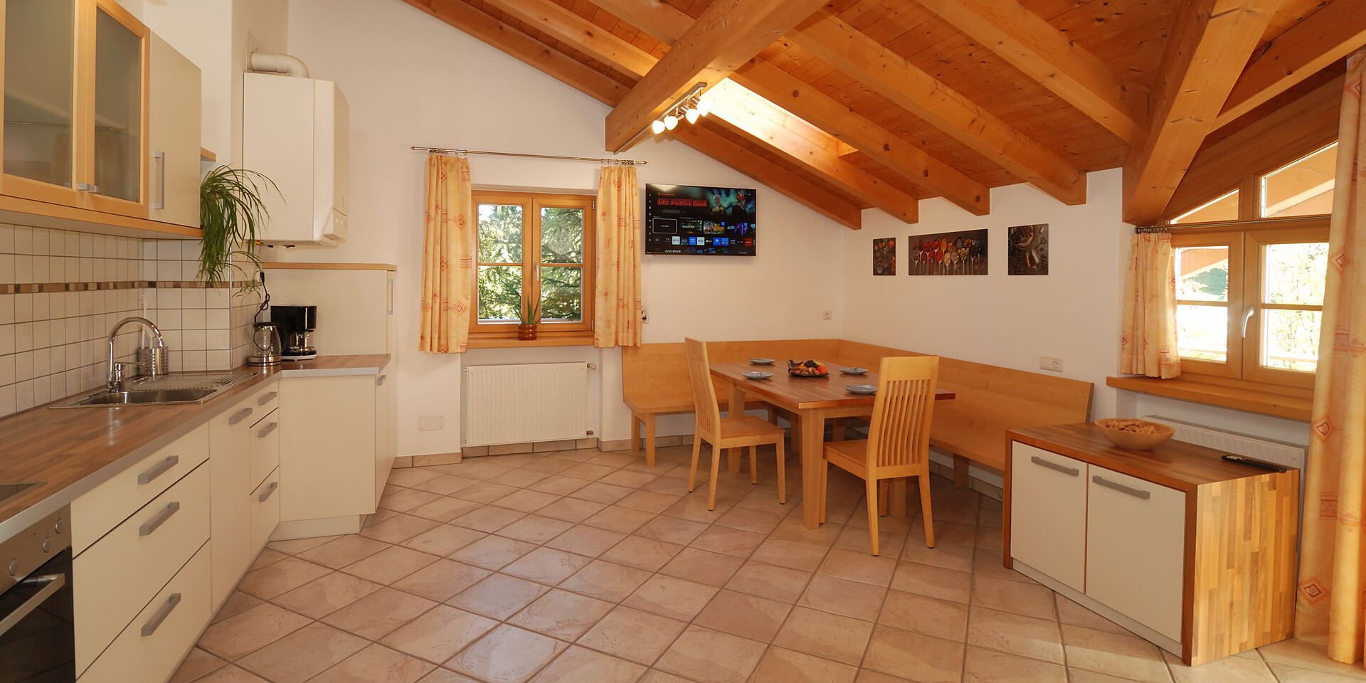 Wohnküche mit Sitzbank in Birke