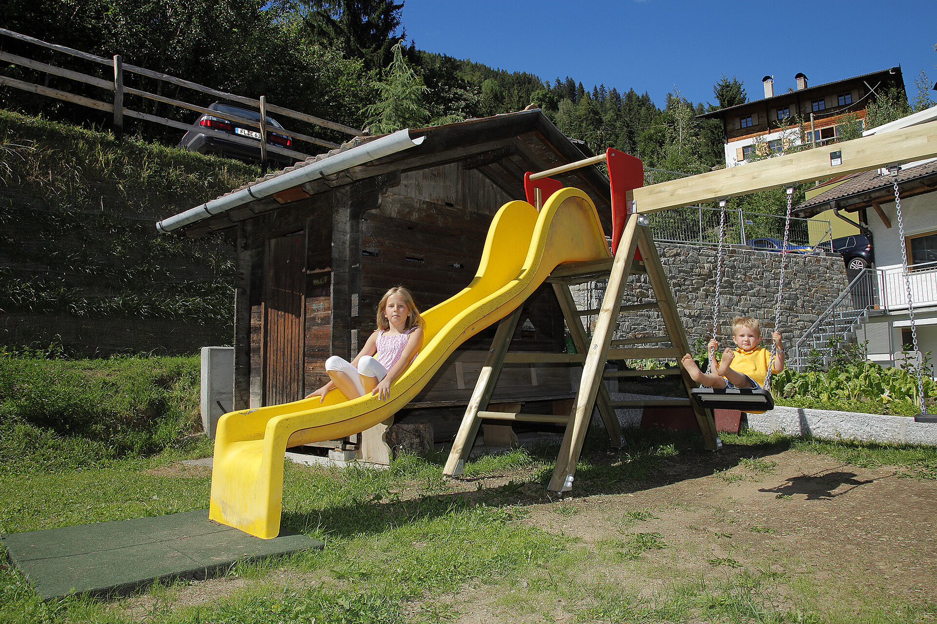Spielplatz mit Rutsche