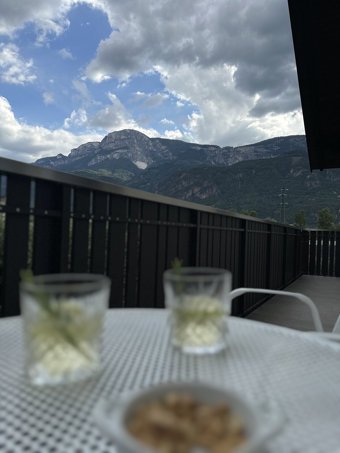 Balkon mit Blick auf die Berge