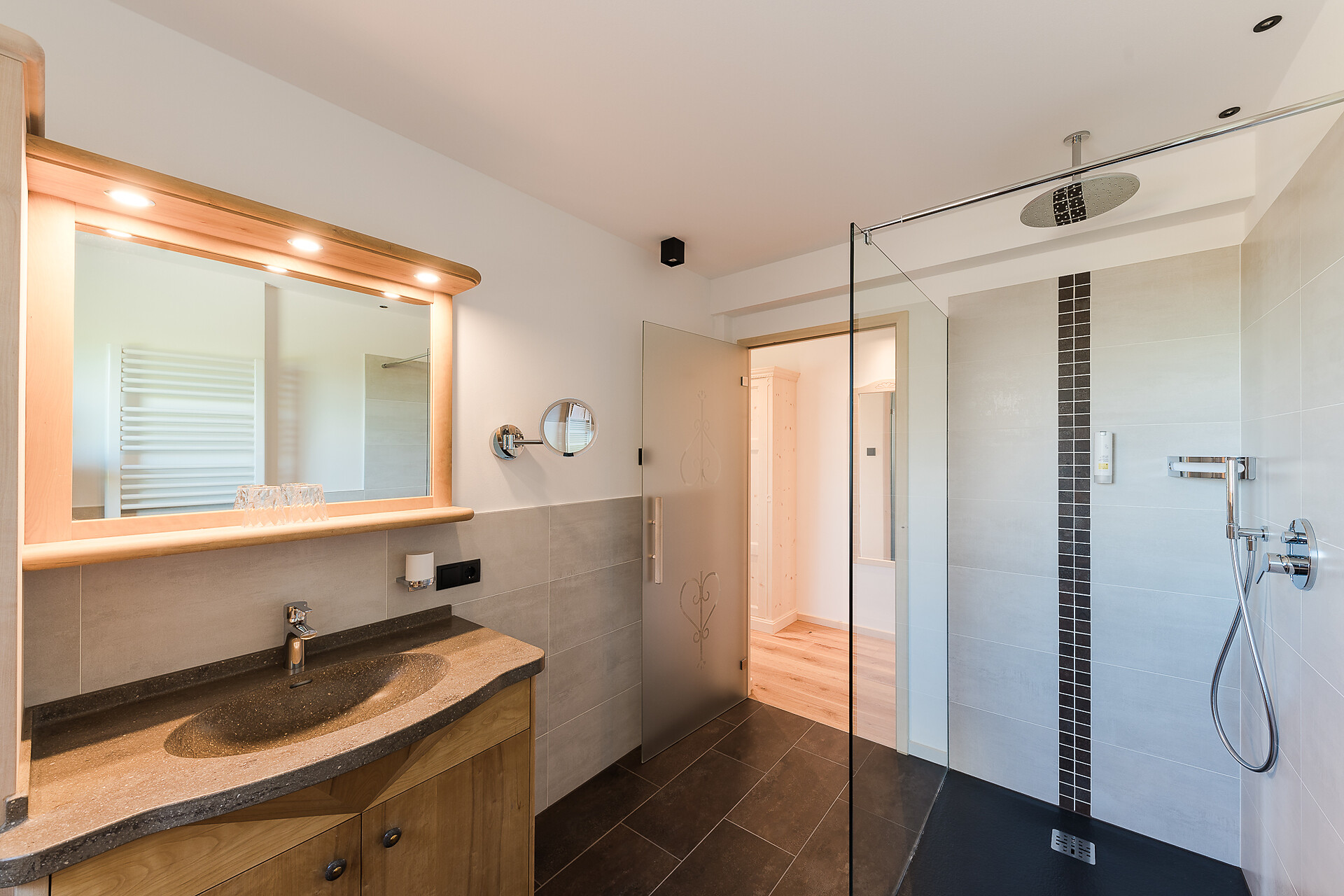 Bathrooms of room types Hartl and Panorama