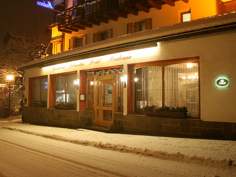 Hoteleingang in der Nacht