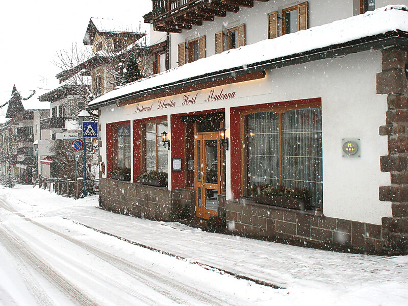 Hoteleingang bei Schneefall