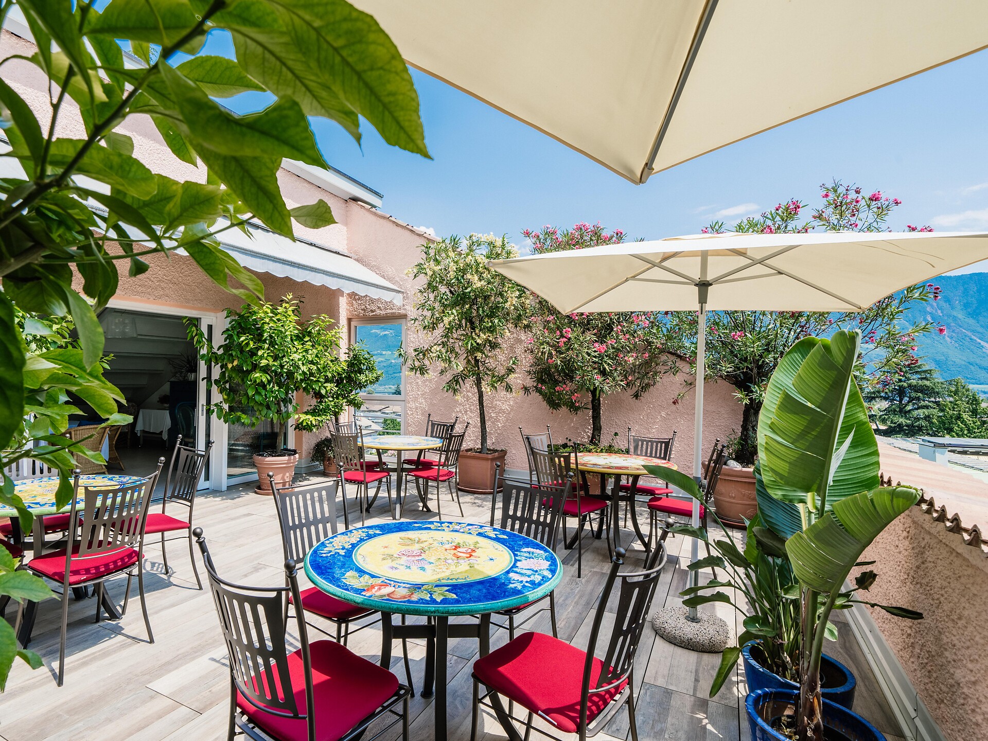 Hotel Kröllnerhof Haupteingang mit Terrasse