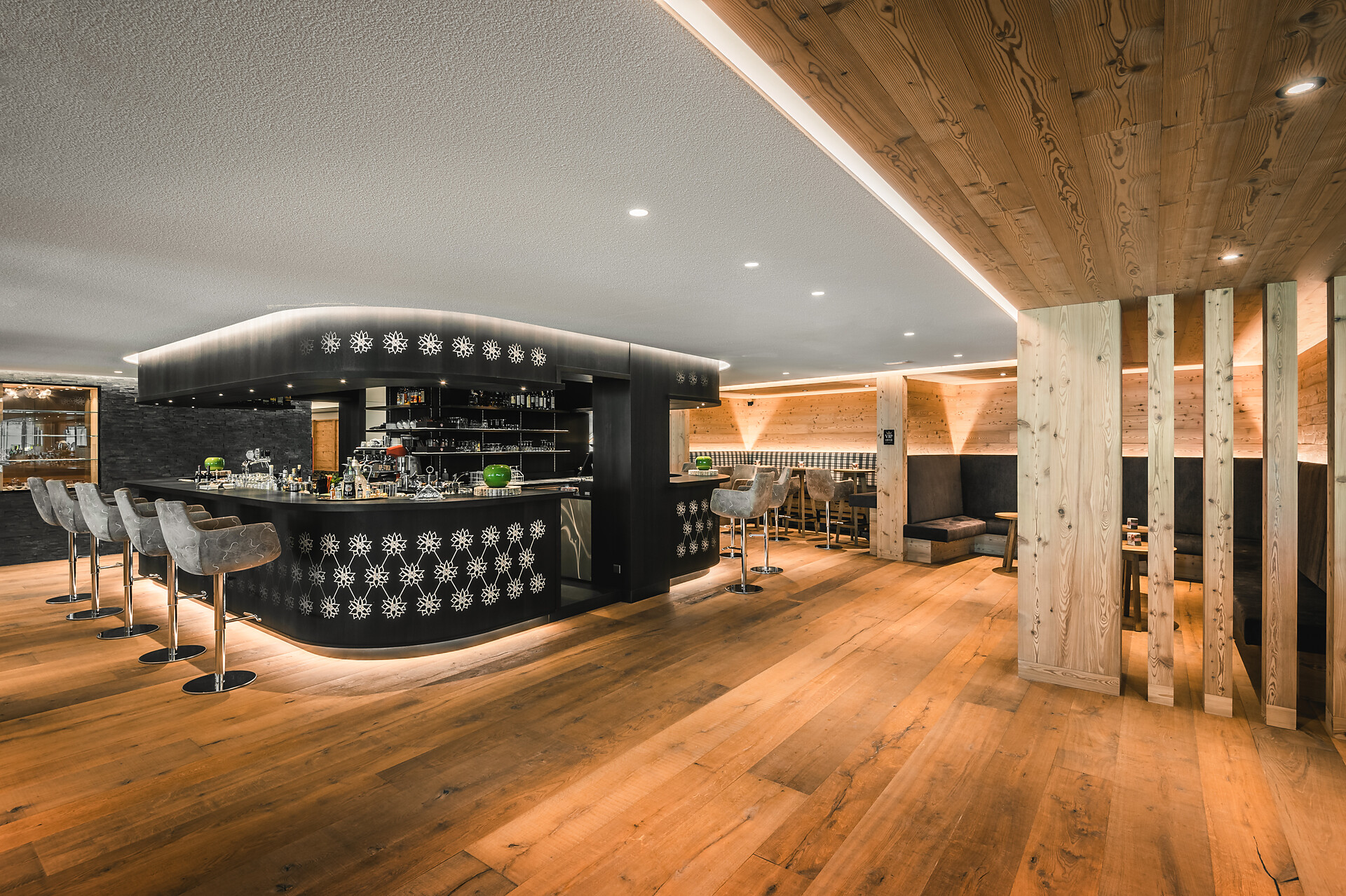 Bar & Lounge