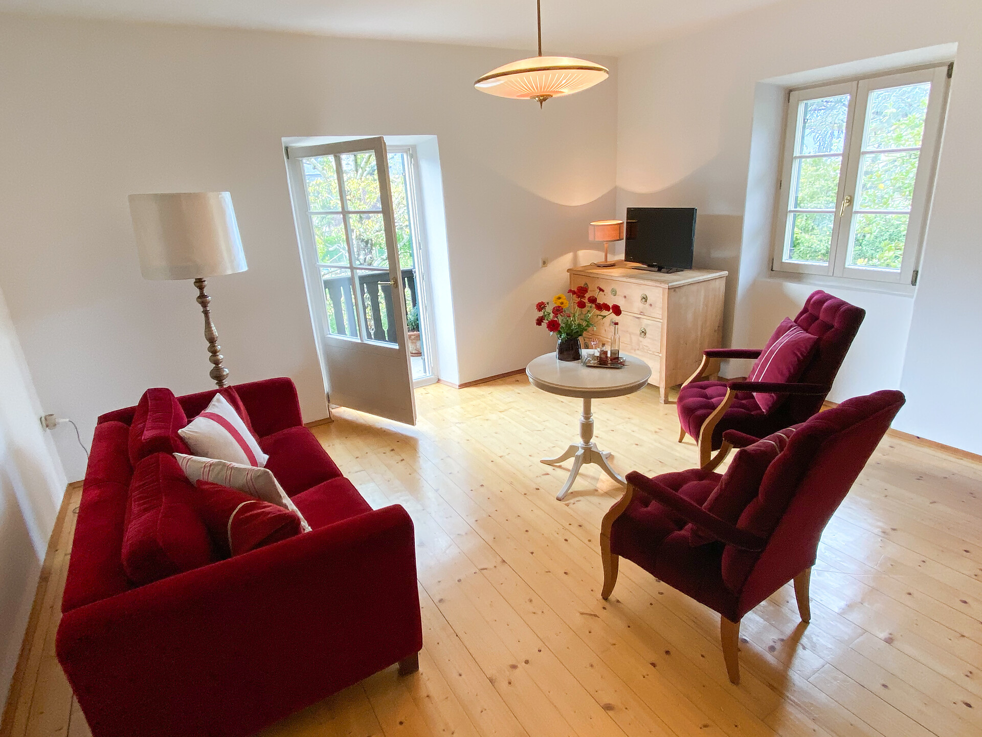 Wohnzimmer mit kuscheligem Sofa