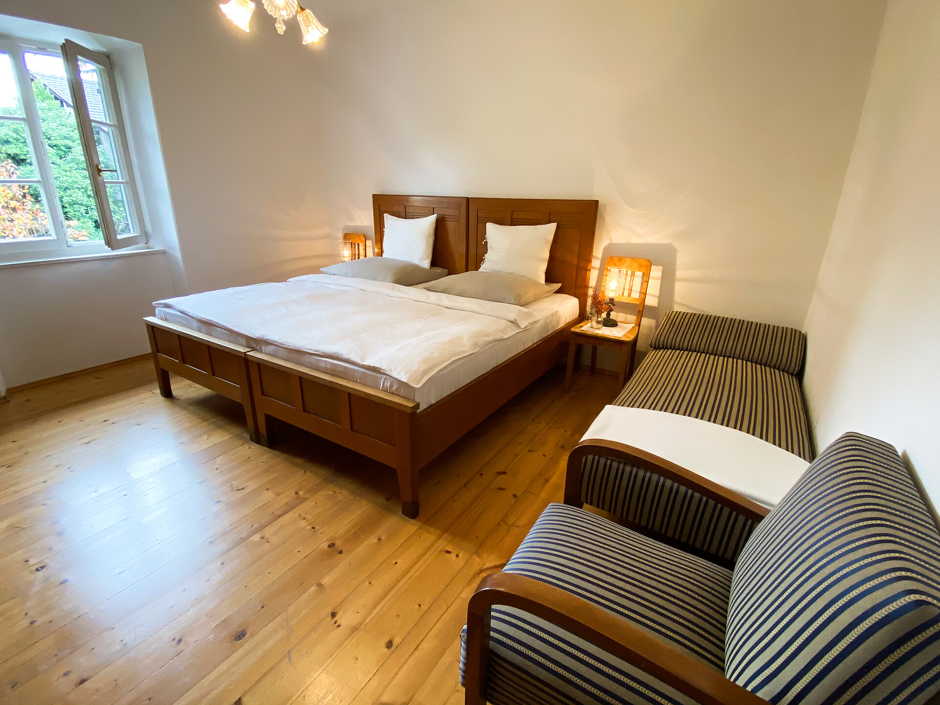 großes Doppelbett