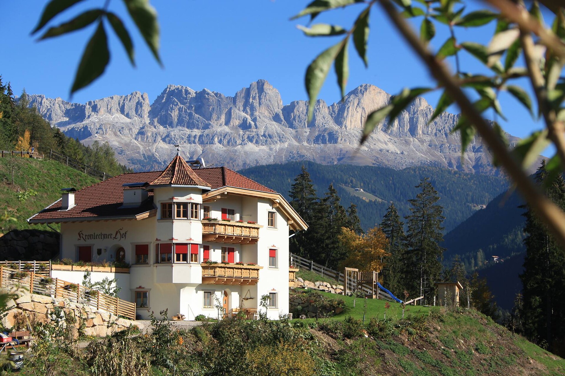 farm Kronlechner with mountain "Rosengarten"
