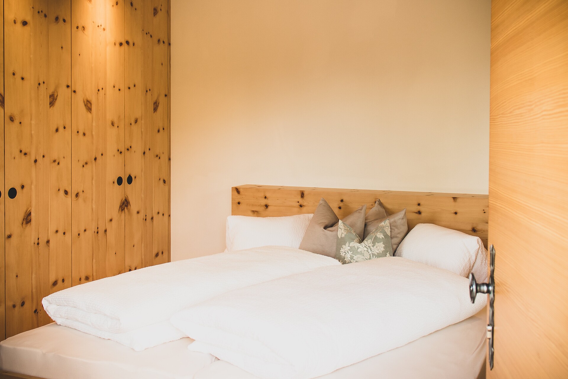 Comfotable double rooms in the holiday cabin Karls Hütte