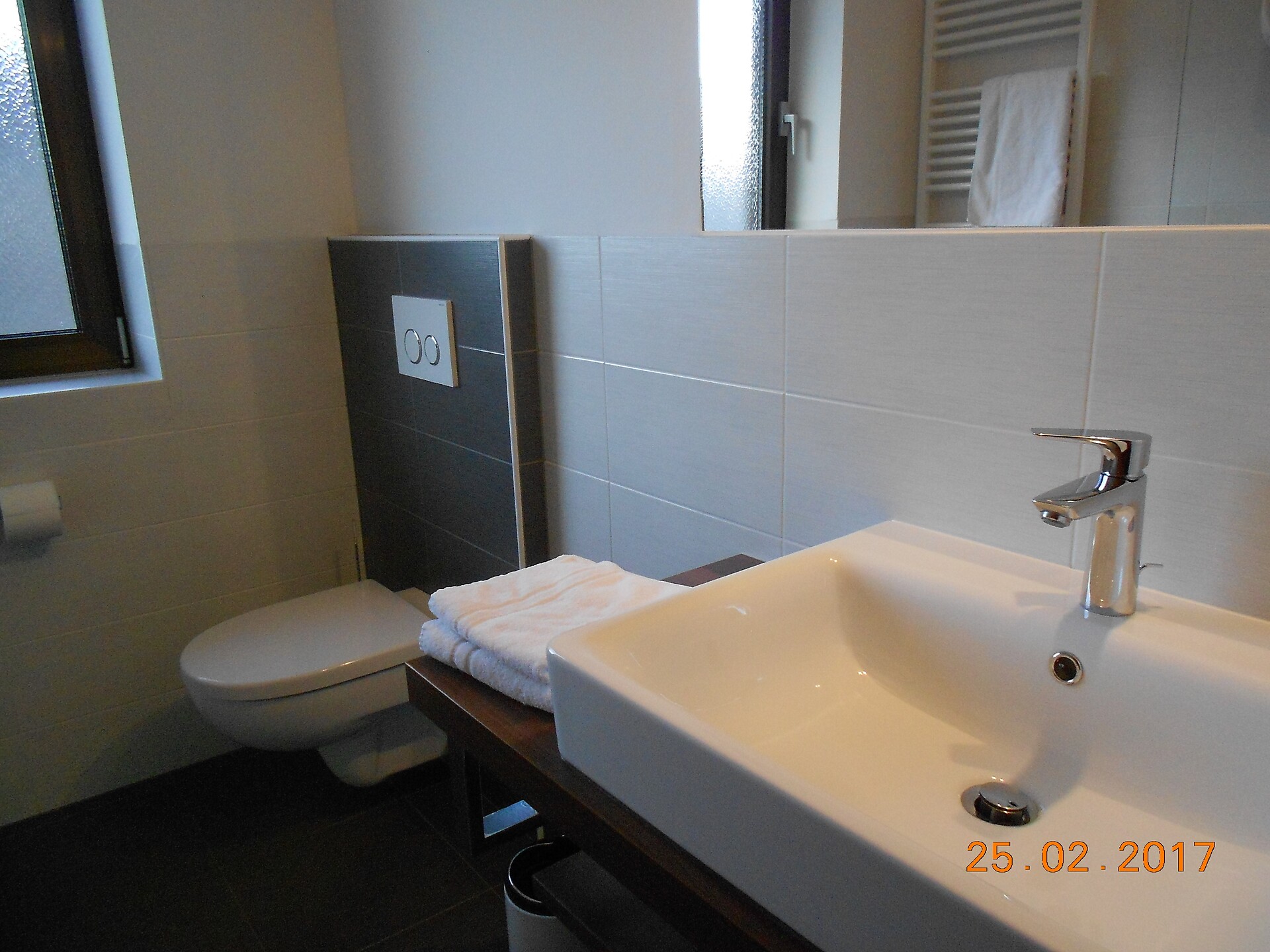 Bathroom appartment red