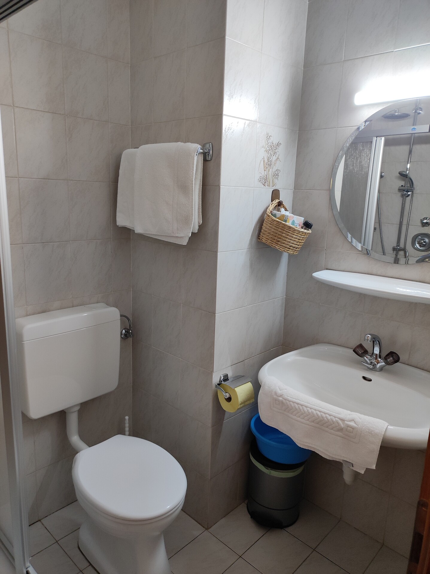 Bathroom appartment orange