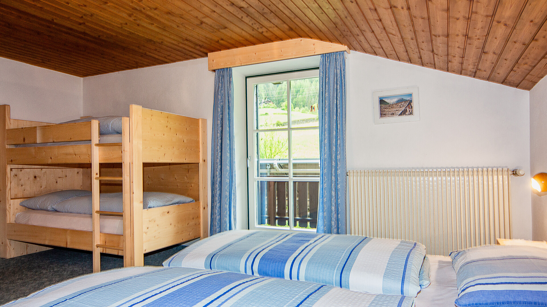 app. nr. 1: camera da letto con letto matrimoniale e letto a castello