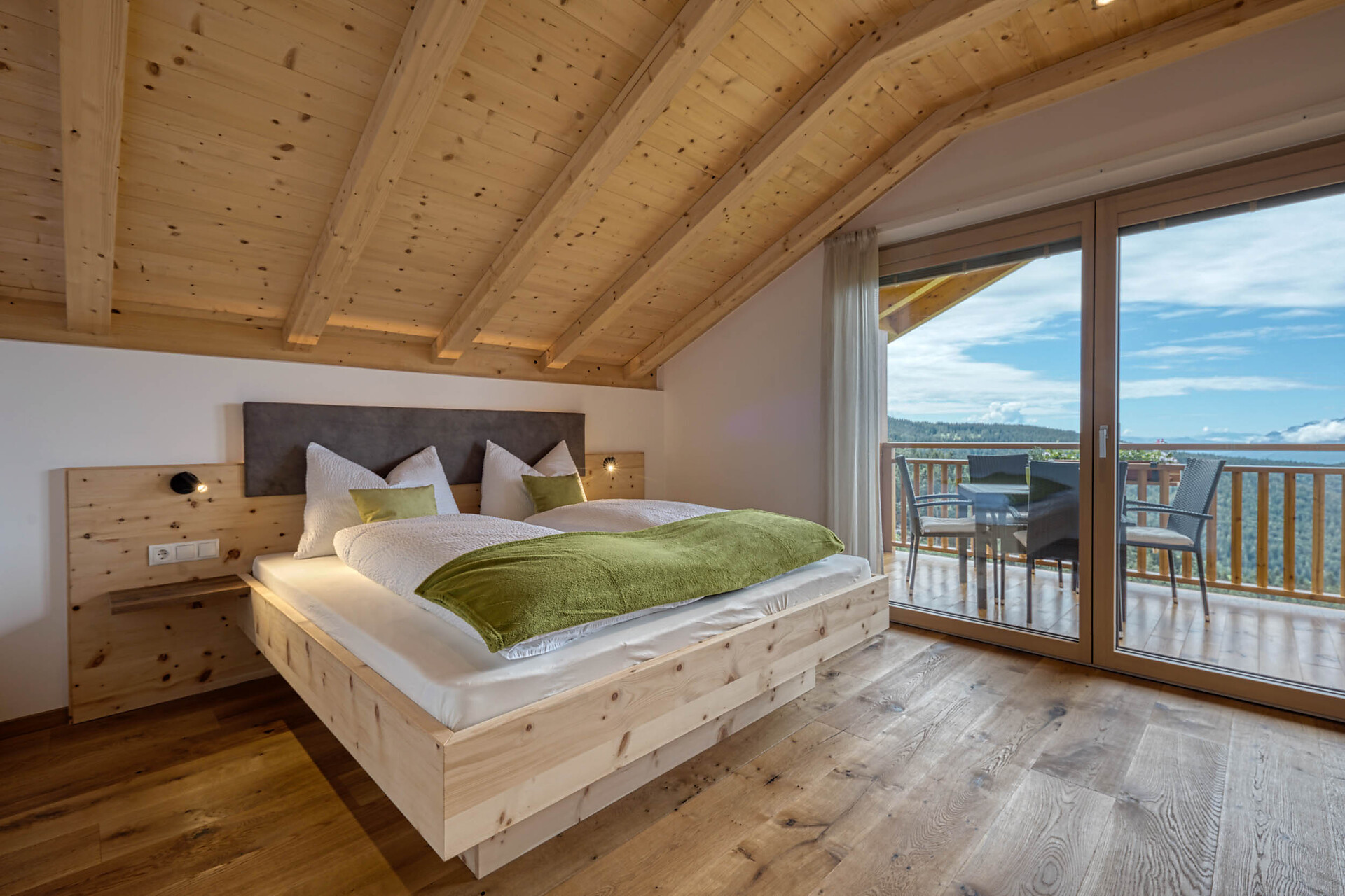 Camera da letto in legno massiccio