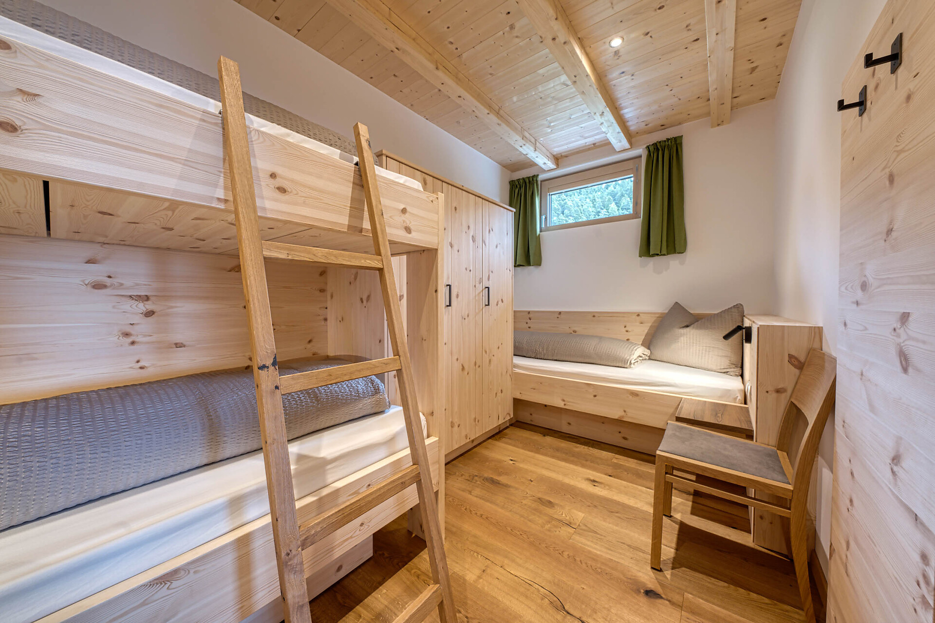 Altra camera da letto con letto singolo e letto a castello