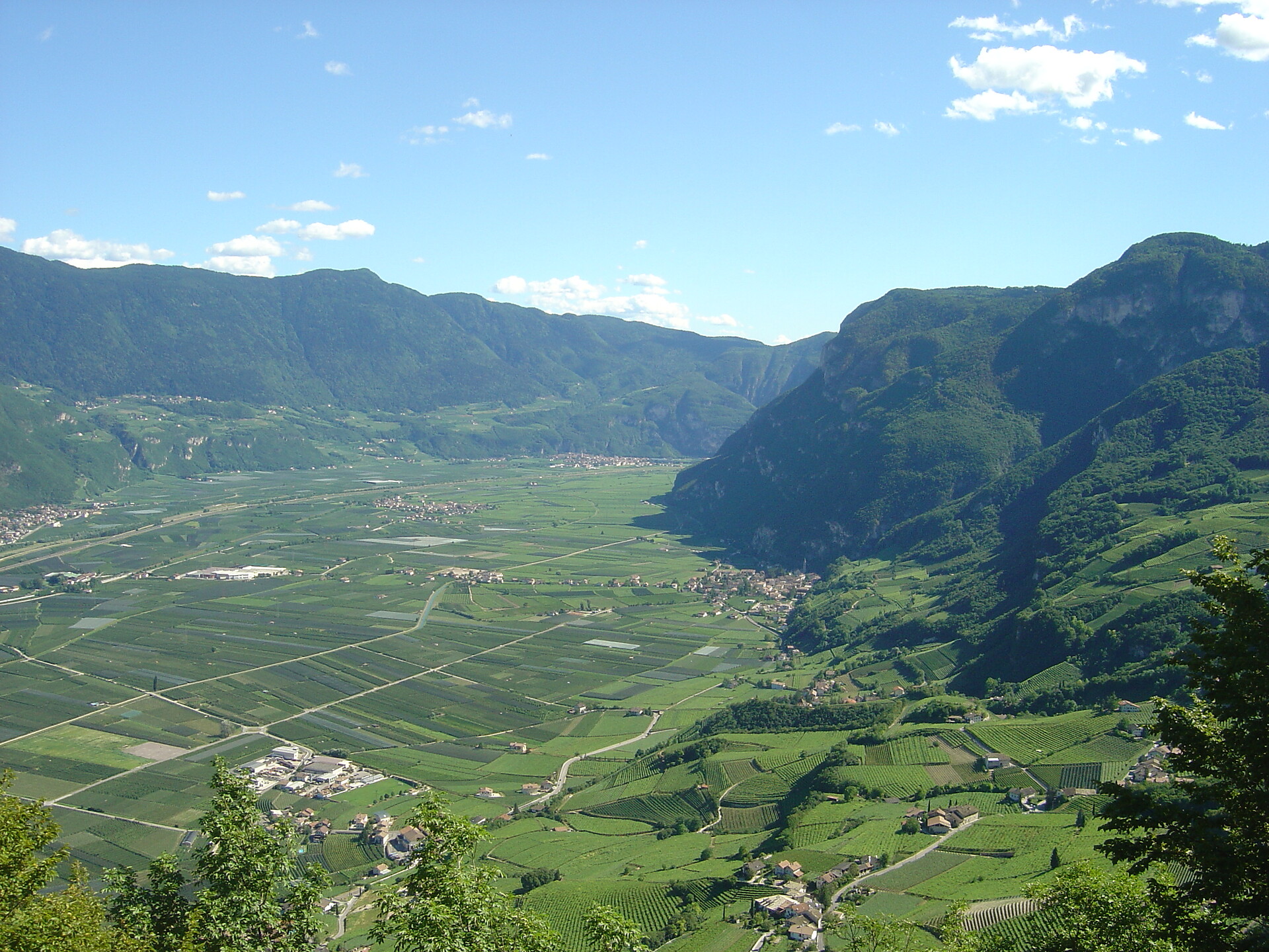 Cortaccia circondato dalle montagne