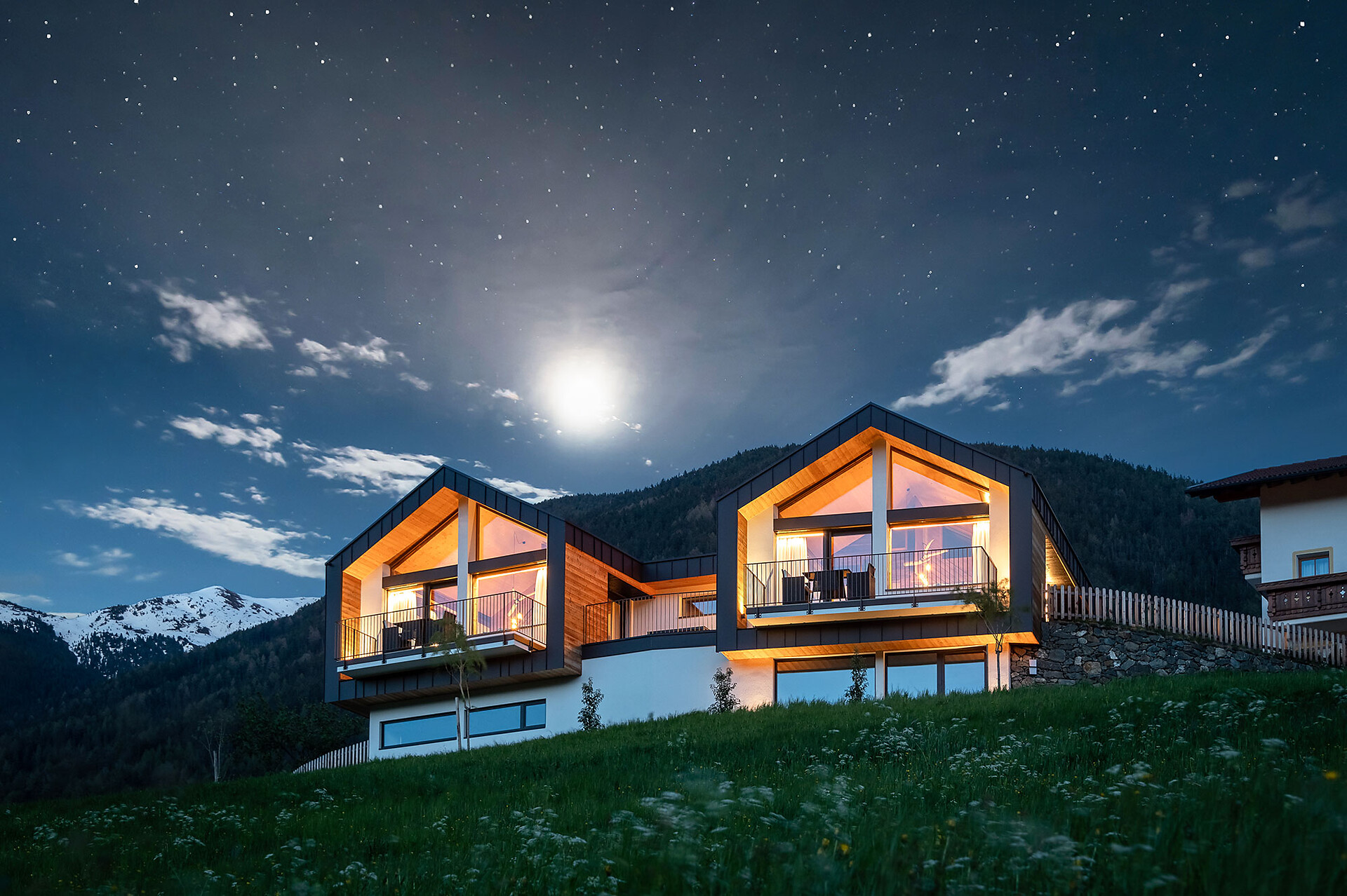 Linderhof Chalets by night