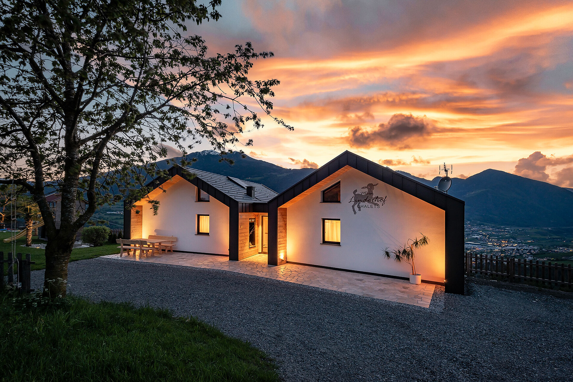 Linderhof Chalets by night