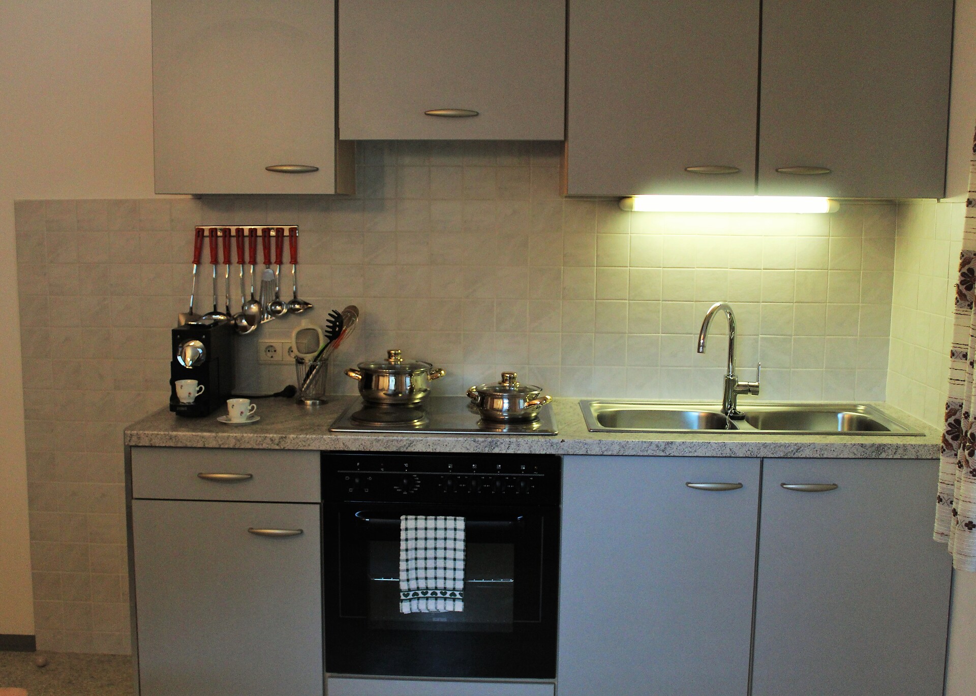cucina con ripostiglio