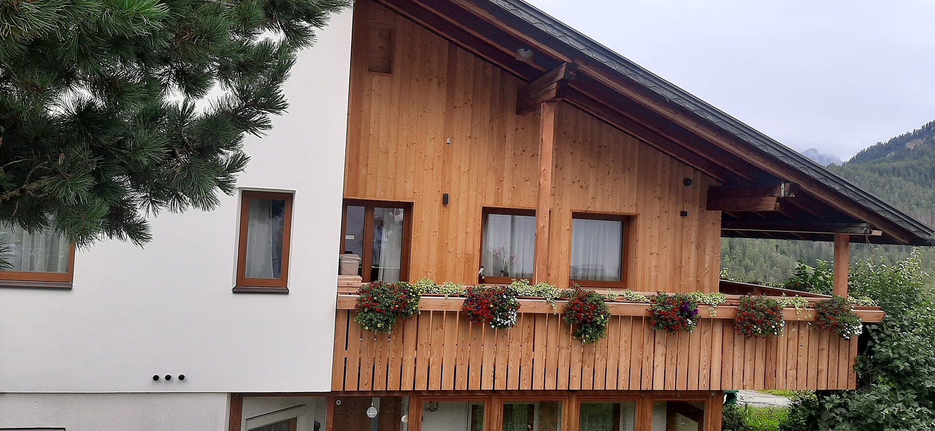 Vorderfassade und  Teil der Terrasse