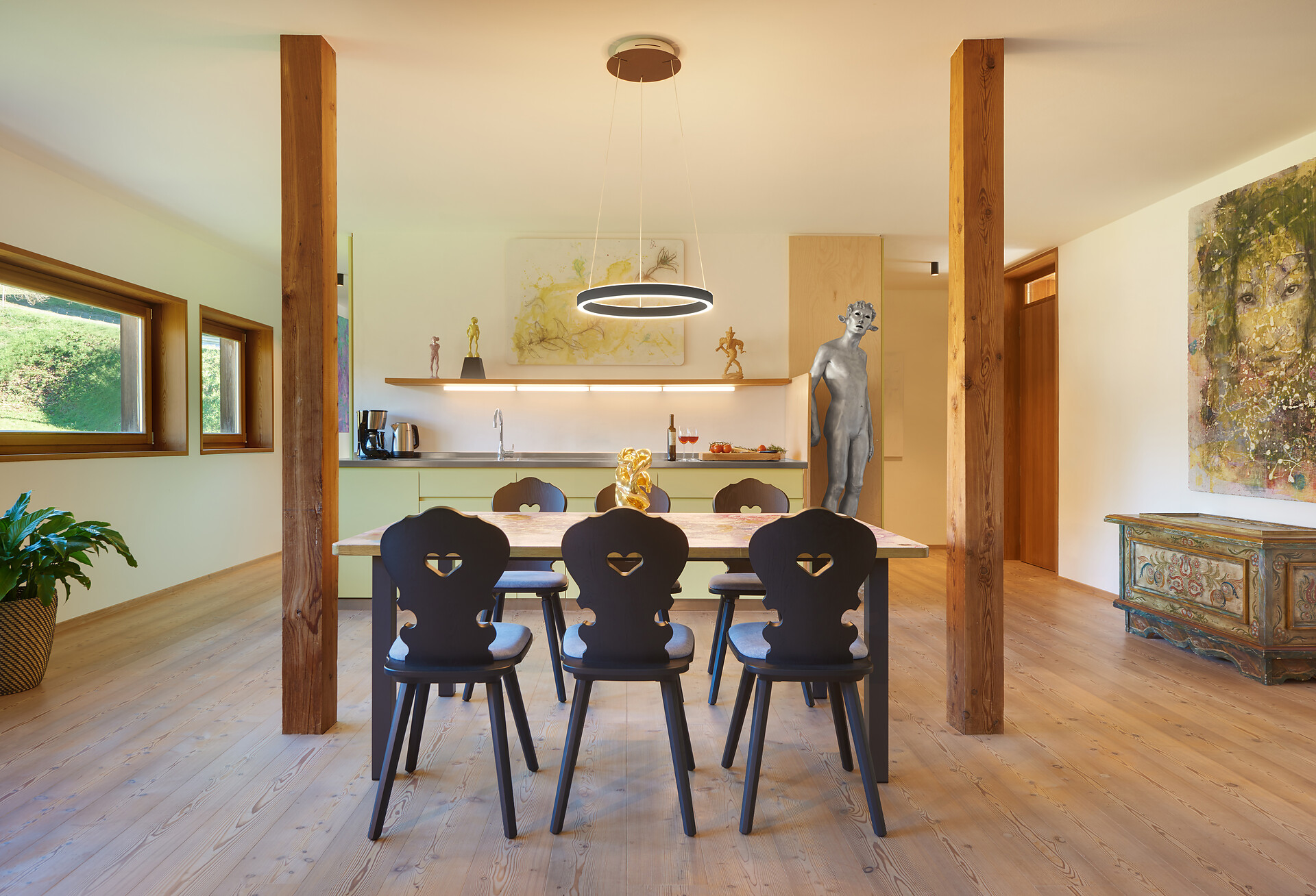 Küche und großzügiger Essbereich