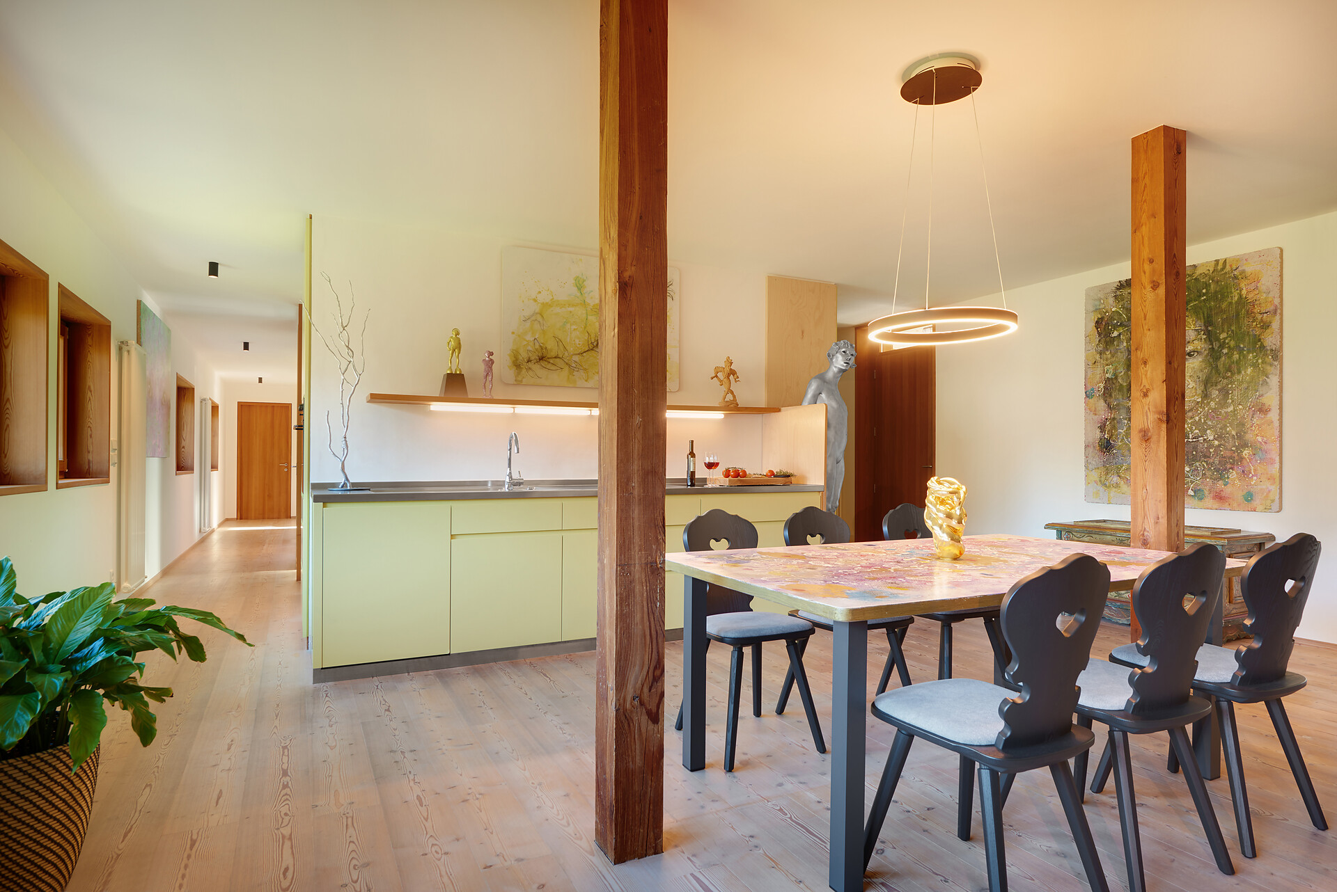 Küche und großzügiger Essbereich