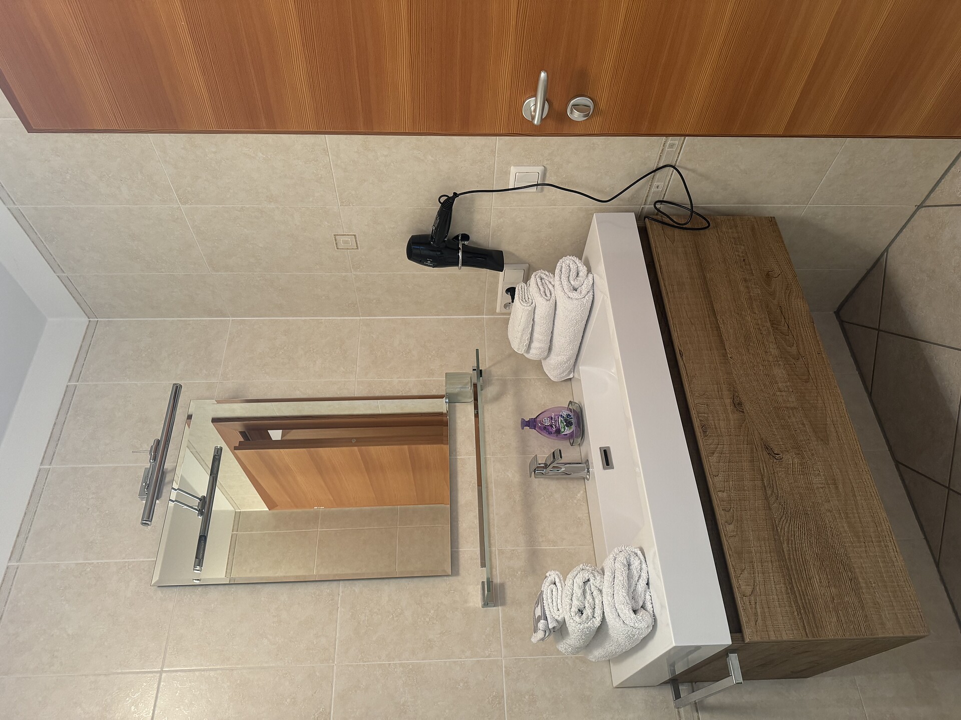 Waschbecken und Haartrockner
