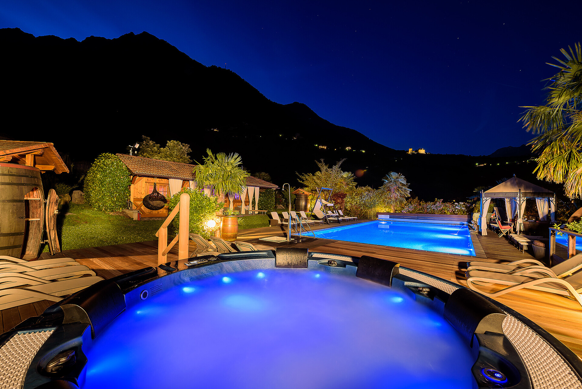 piscina di notte