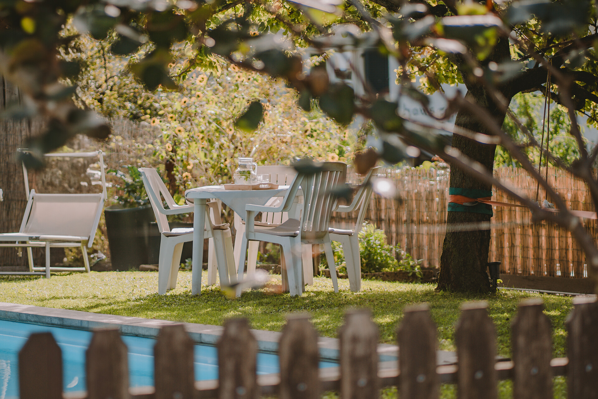 piscina con prato per prendere il sole