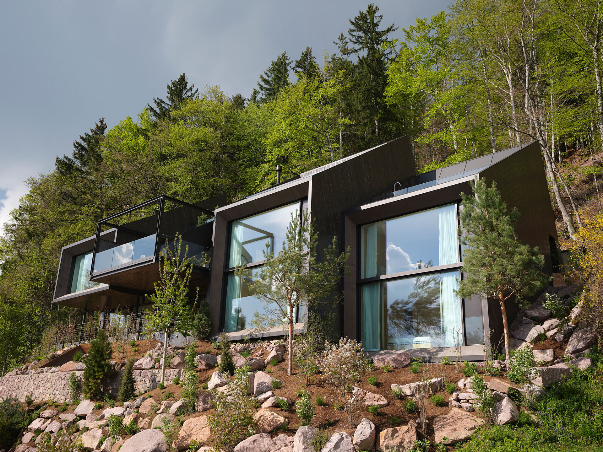 Vista di Monti dall'esterno in primavera