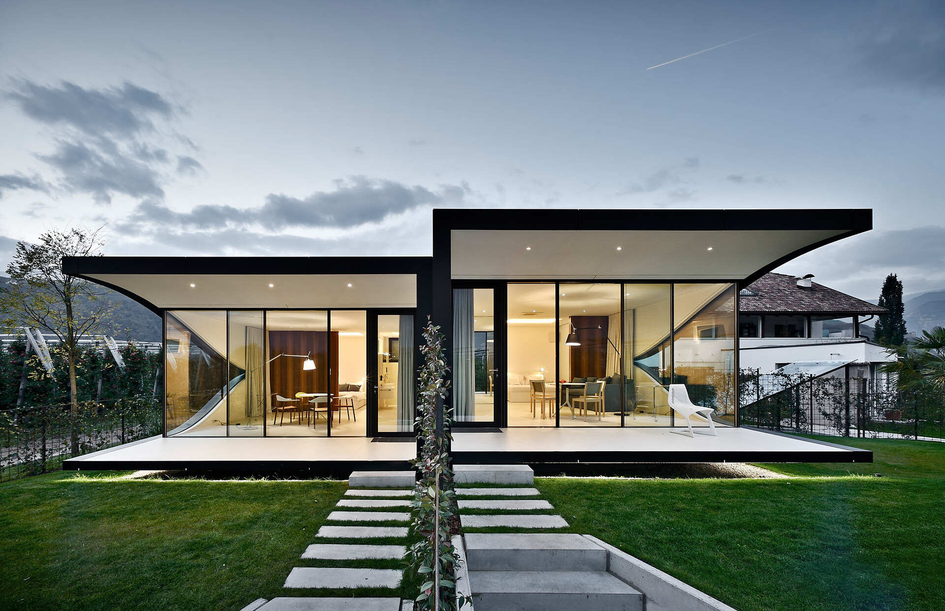 Mirror Houses davanti Sera