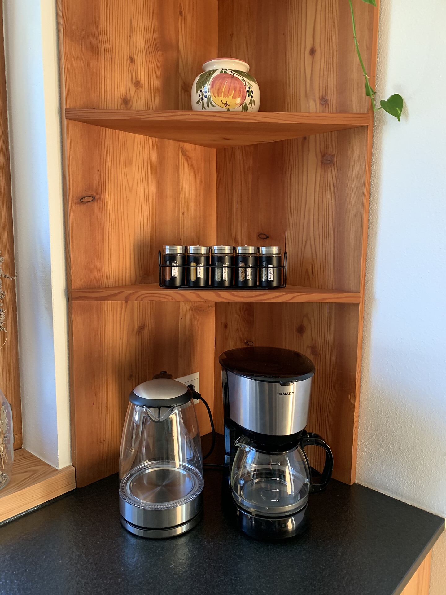 Ecke mit Gewürzen, Wasserkocher und Kaffeemaschine
