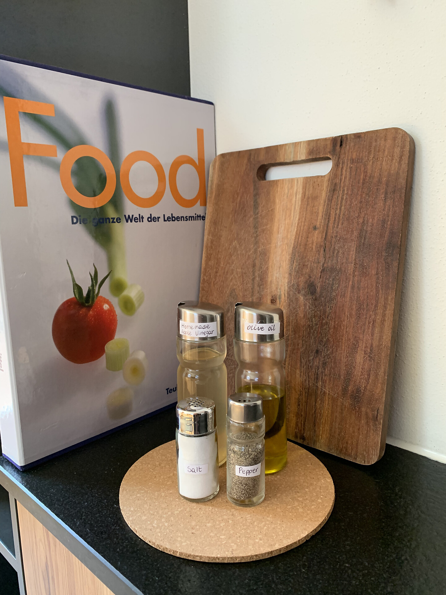 Küchenecke mit Gewürzen, Wasserkocher, Kaffeemaschine, Salz, Öl, Pfeffer und hausgemachtem Apfelessi