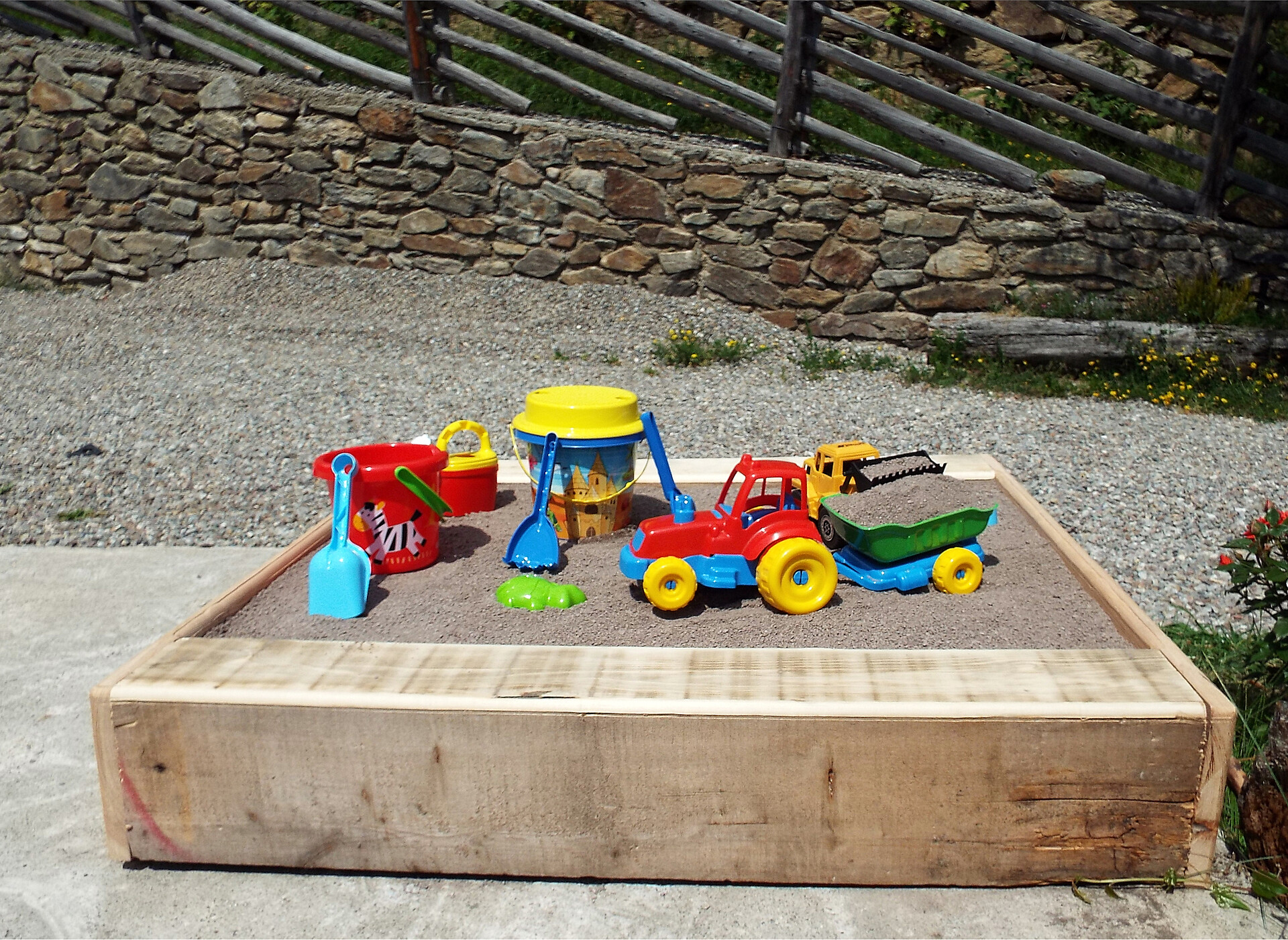 Sandkasten für die Kinder