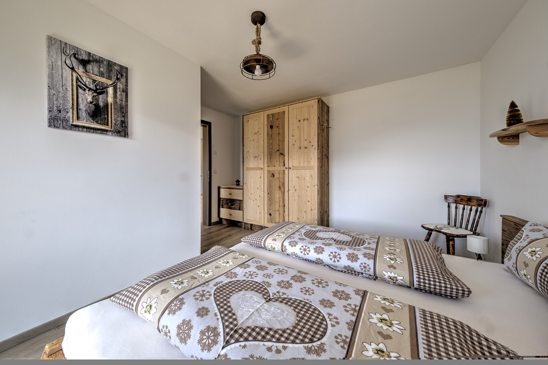 bedroom app. Altholz
