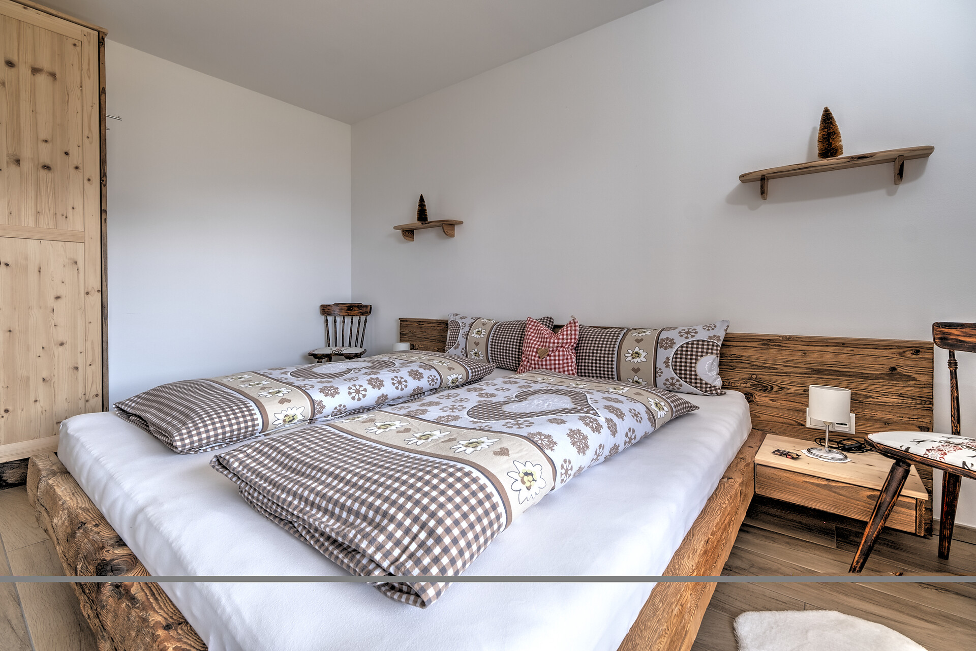 bedroom app. Altholz