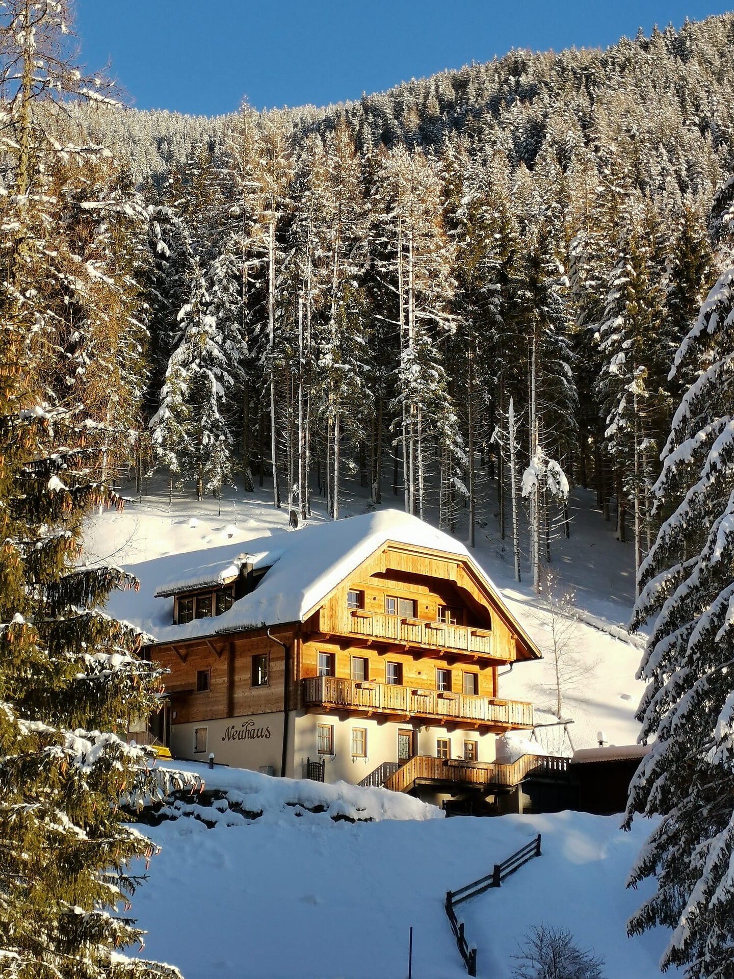 Neuhaus im Winter