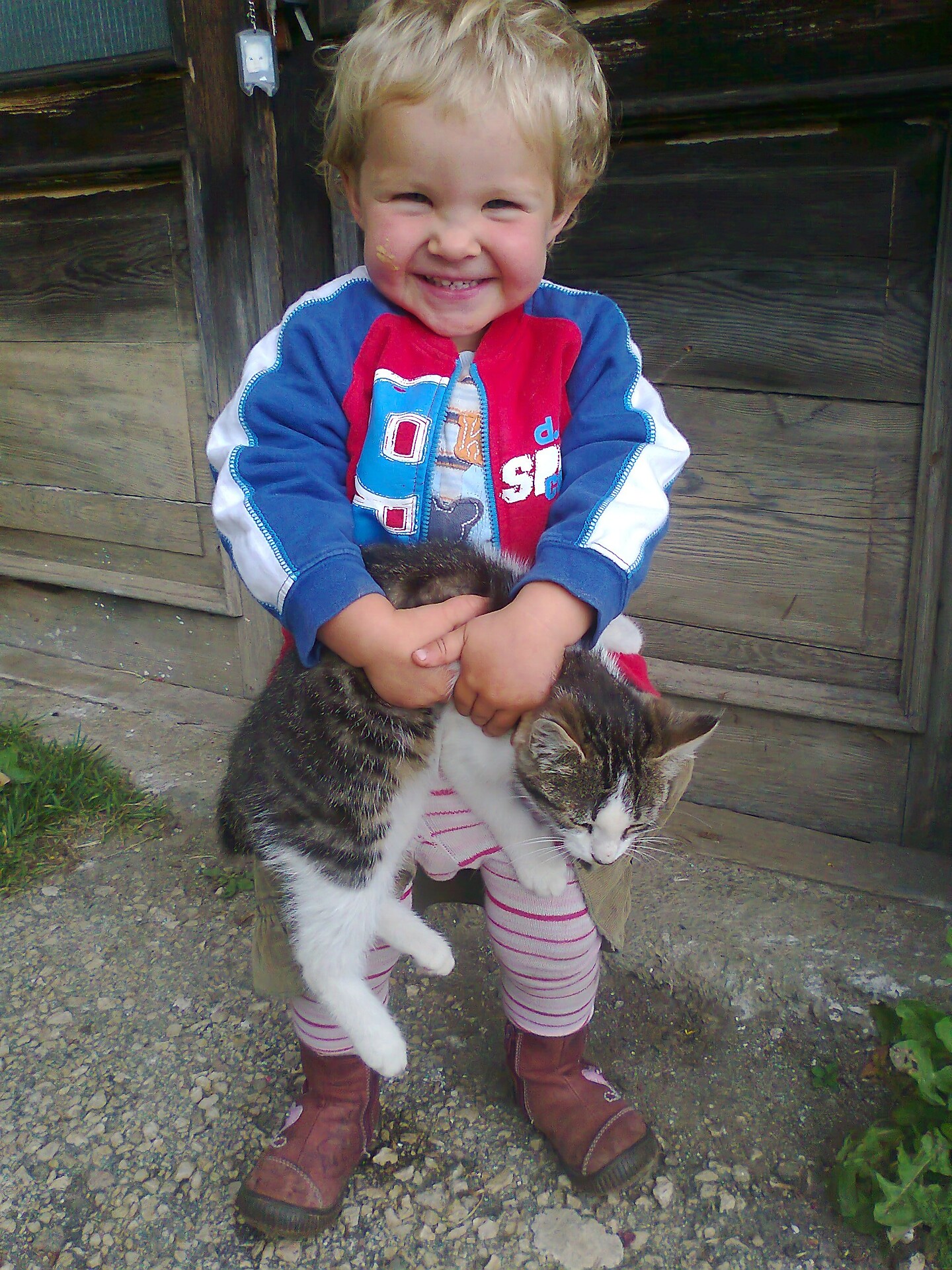 Bambini con il gatto