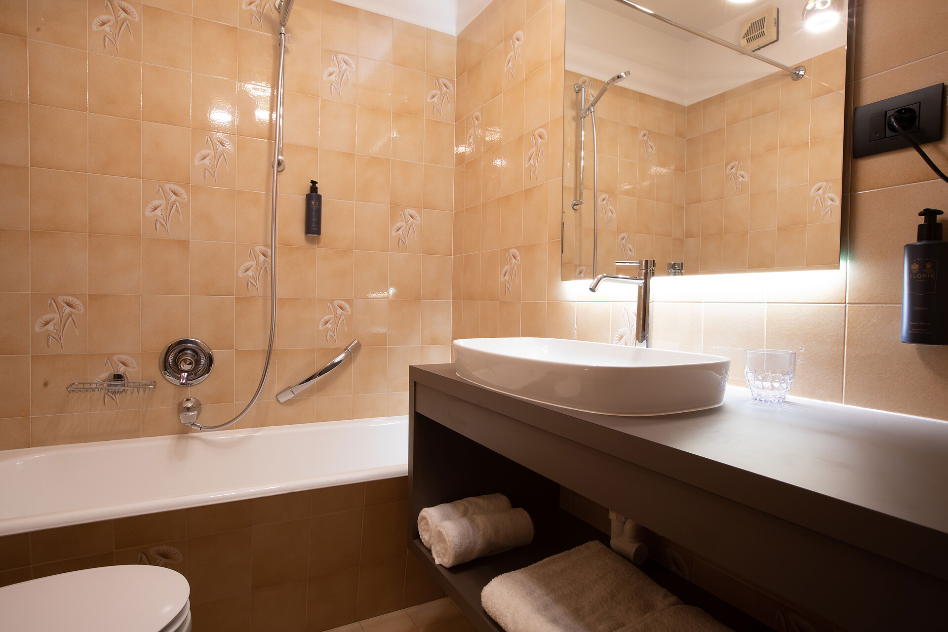 Stanza numero 3 con vasca da bagno