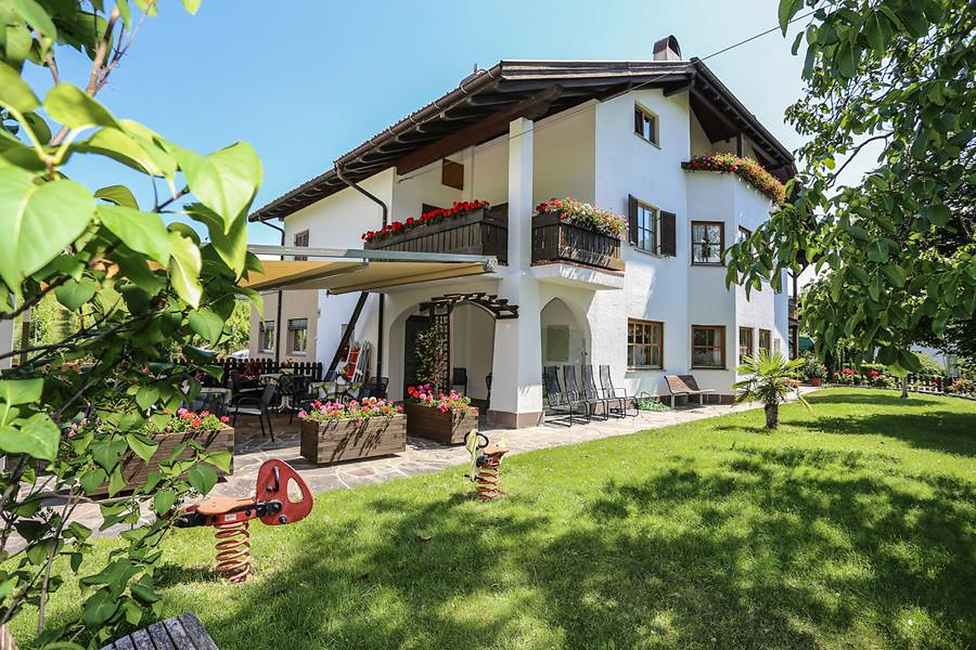Casa con terrazza e giardino