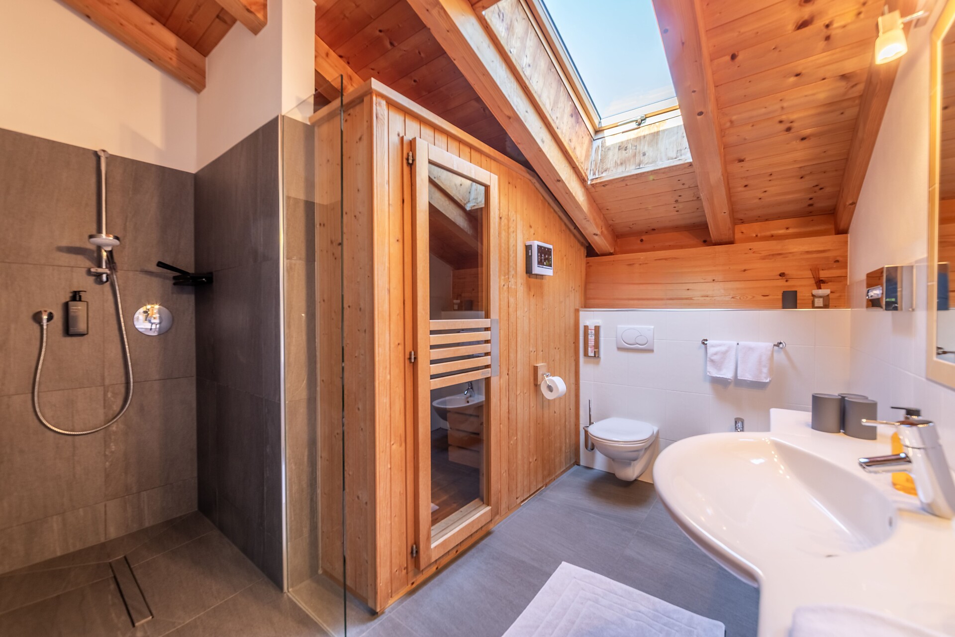 Bagno con sauna finlandese