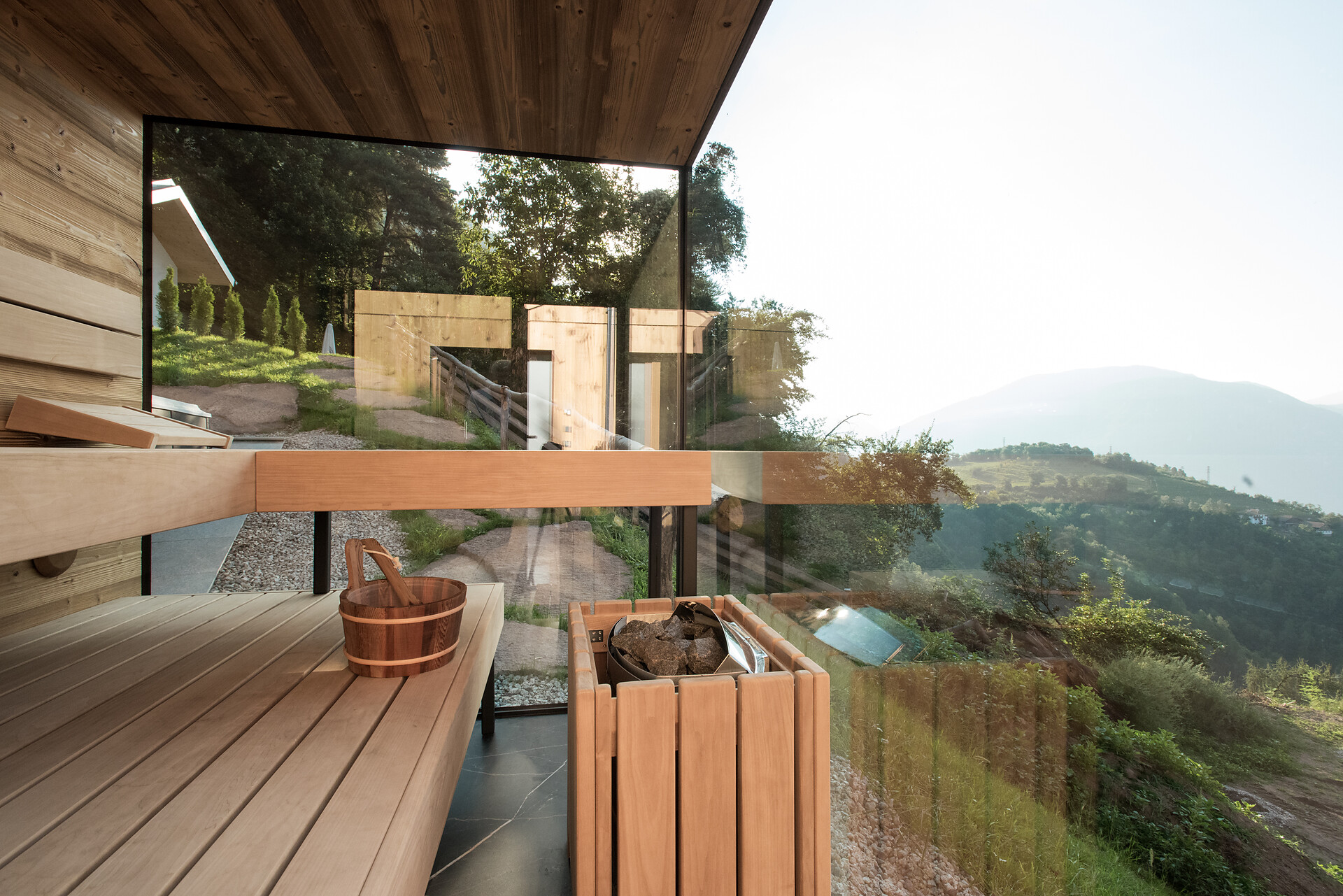 App Alex Sauna in vetro a specchio con vista su Bolzano