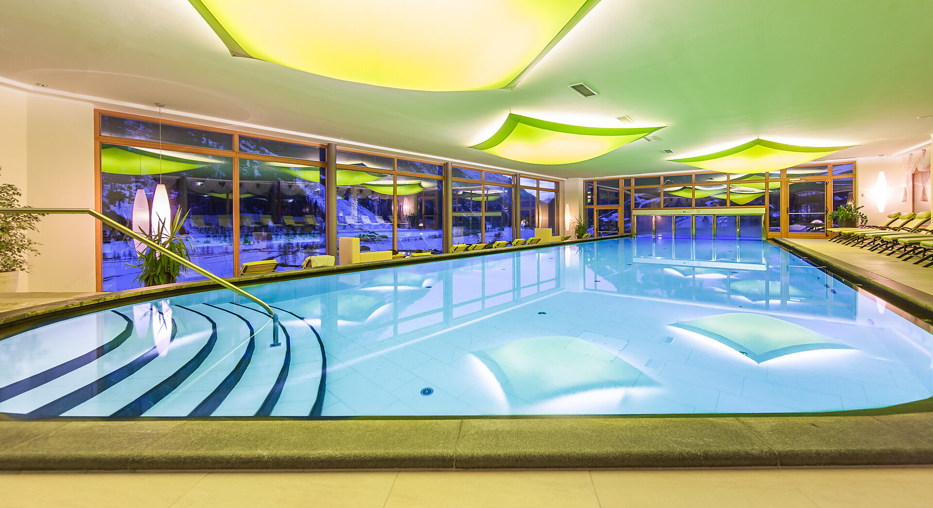 Hallenbad und Ausenschwimmbad