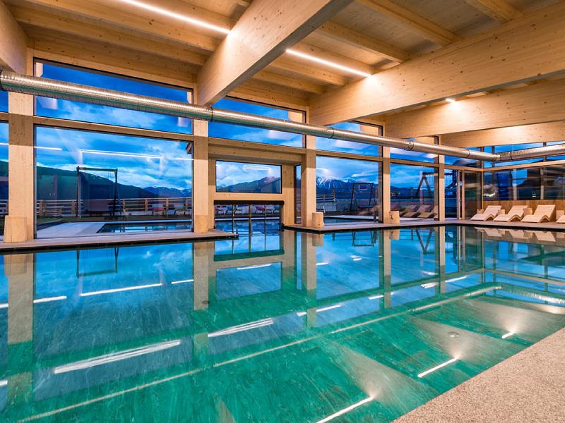 Das großzügige Hallenbad mit Schleuse ins beheizte Freischwimmbad