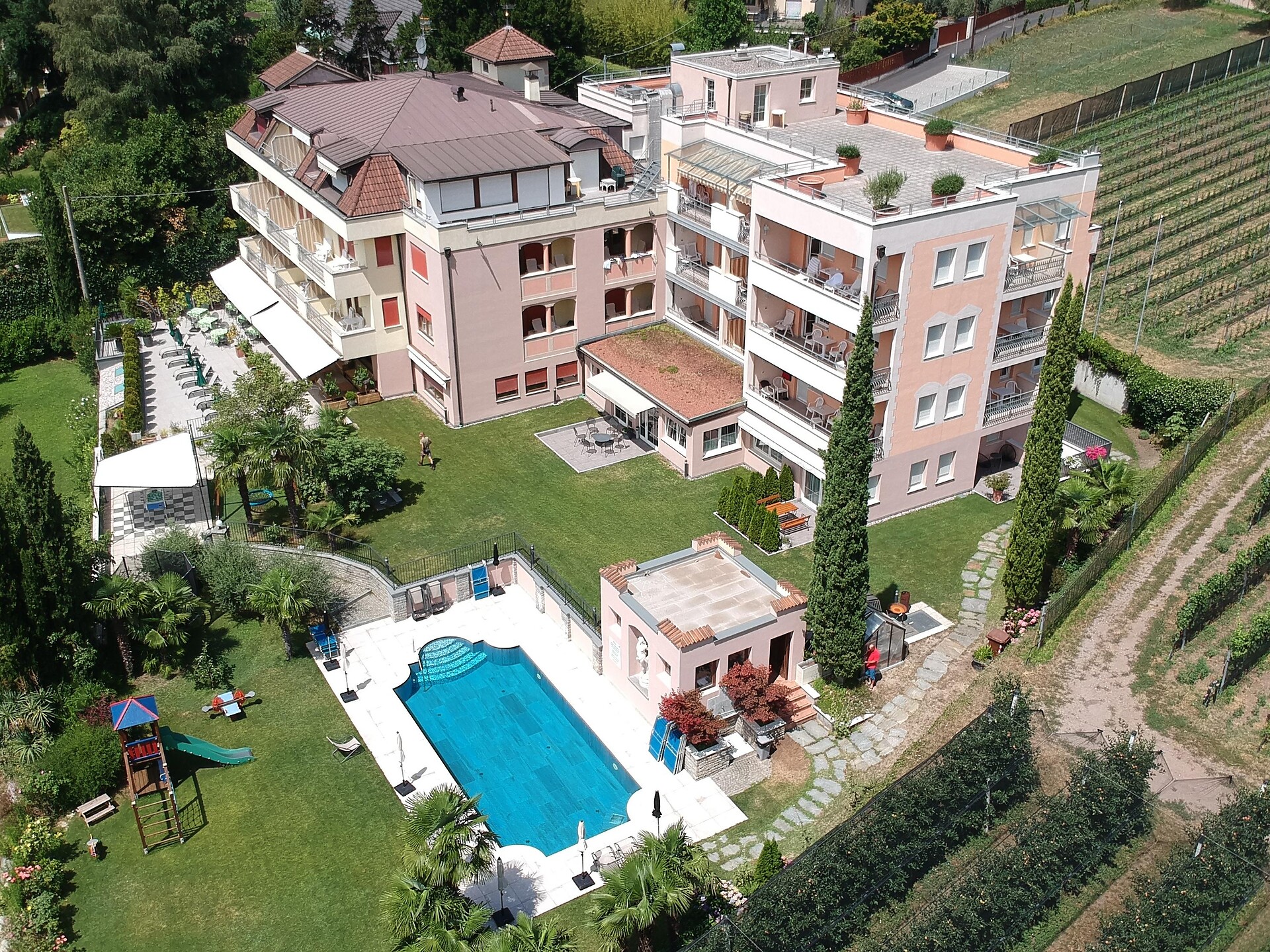Drohnenaufnahme des Hotels