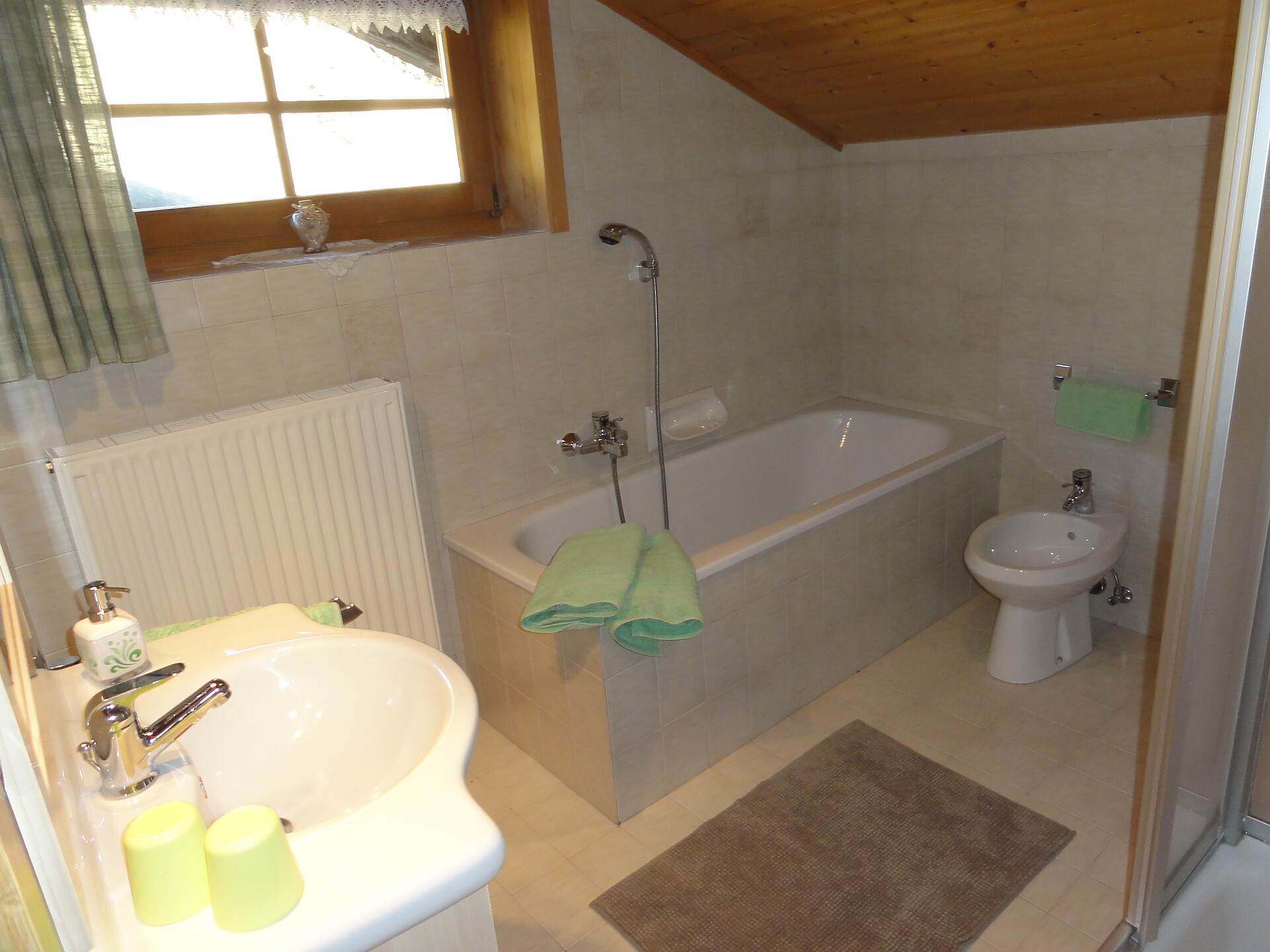 Badezimmer mit Badewanne und Dusche